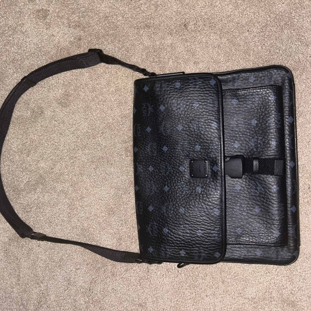 Black medium klassik mcm bag